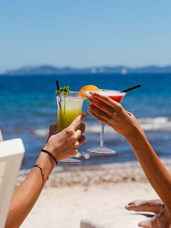 Cocktails servis face à la mer sur la plage du restaurant Le Petit Bain à Hyères
