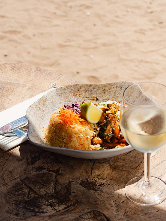 Plat de la formule du midi servi en terrasse face à la plage au restaurant Le Petit Bain à Hyères